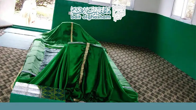 ​أثر القدم المنسوب للنبي أيوب والتاريخ المحيط به — ضريح النبي أيوب في صلالة